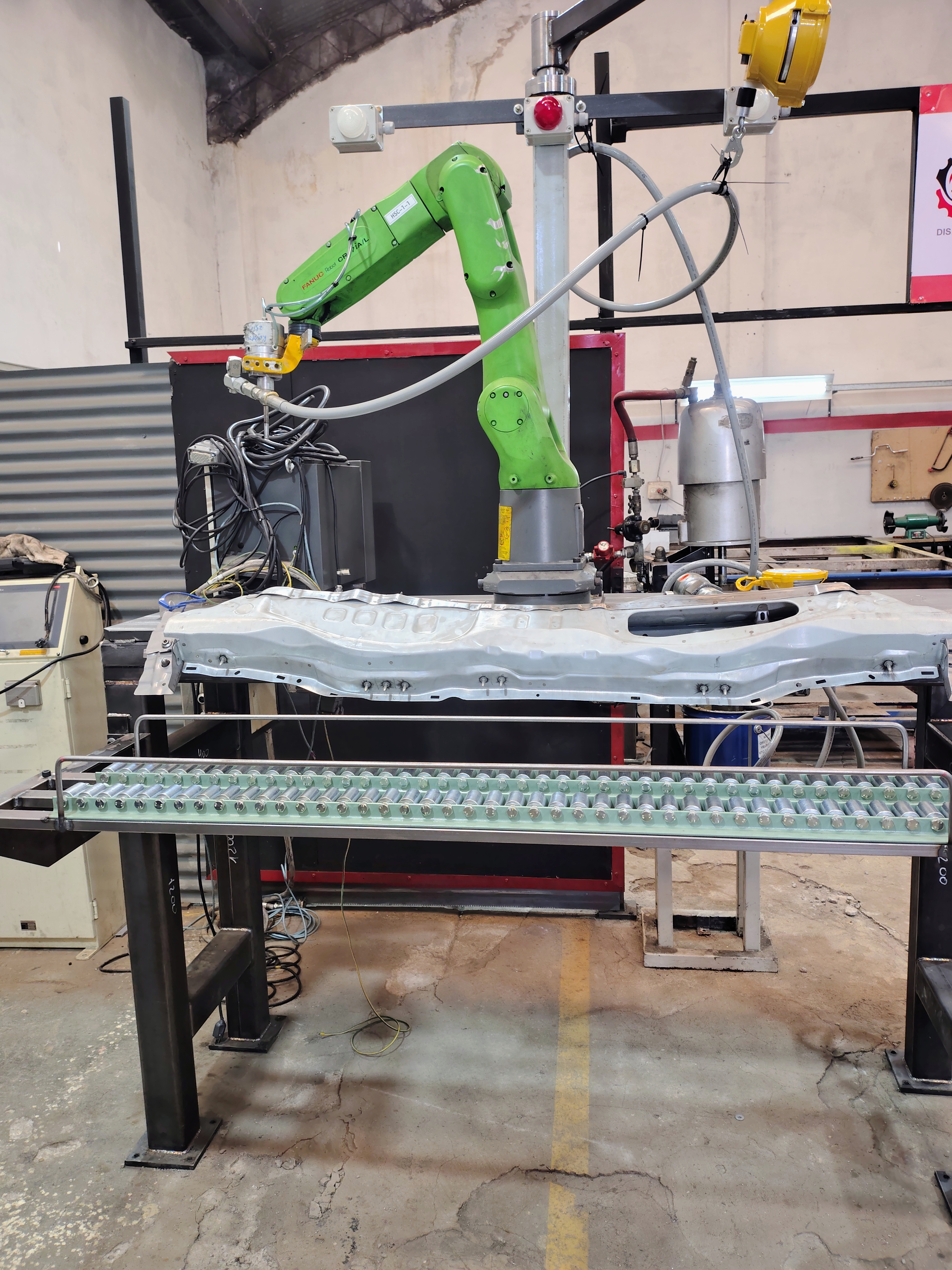 Robot industrial frente a una pieza de carrocería