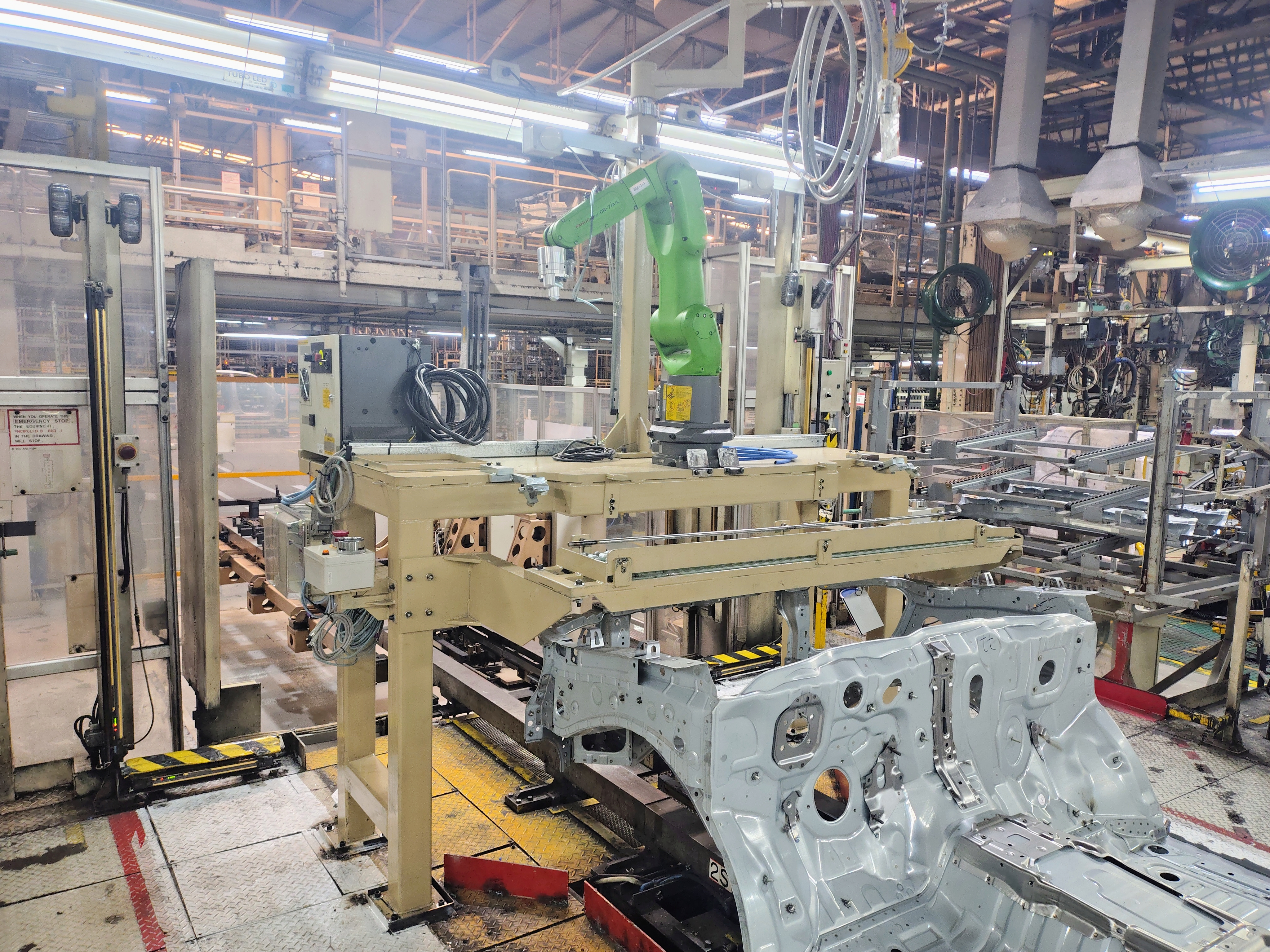 Robot industrial en una línea de producción