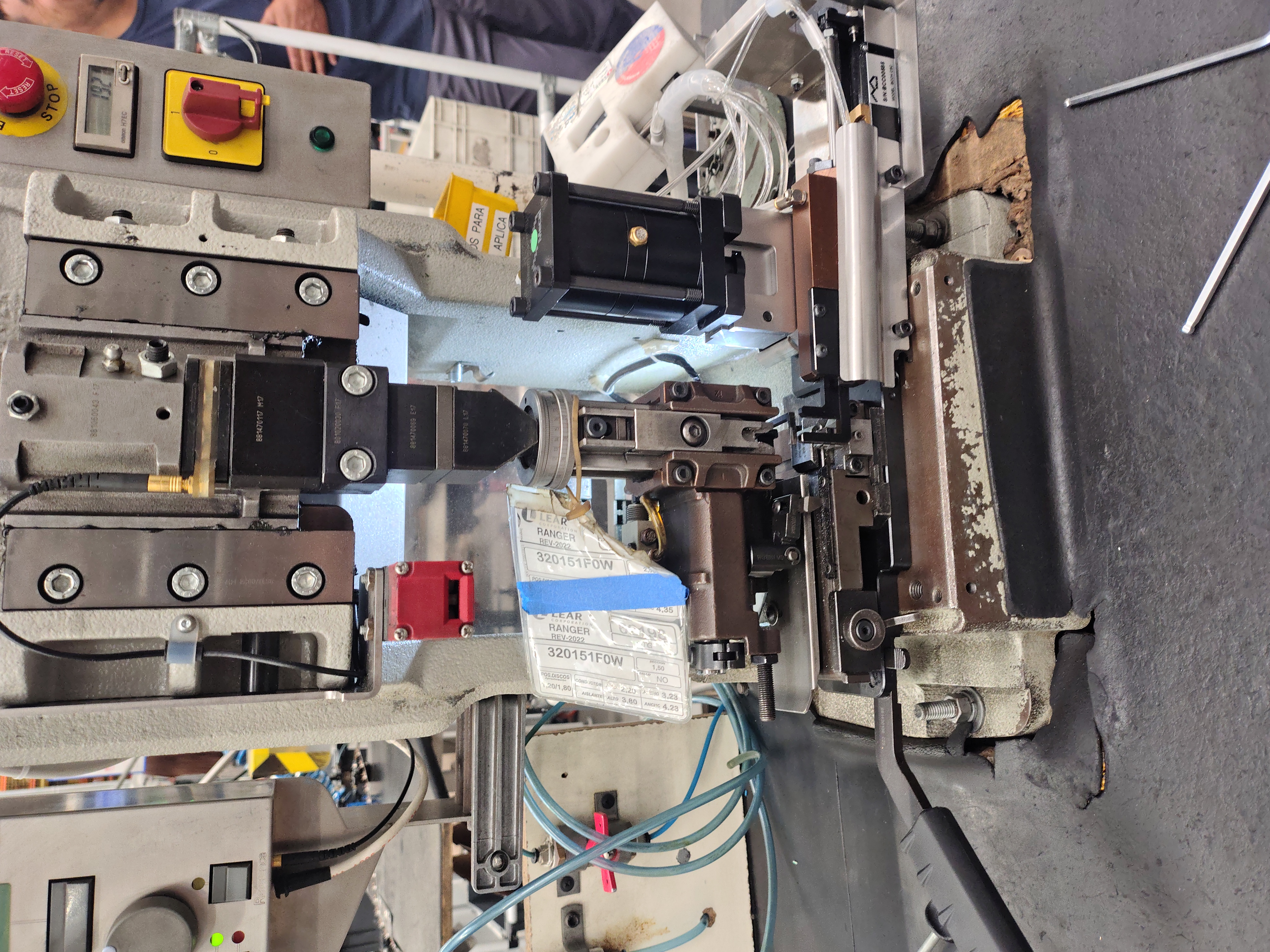 Herramental de precisión en una máquina de producción