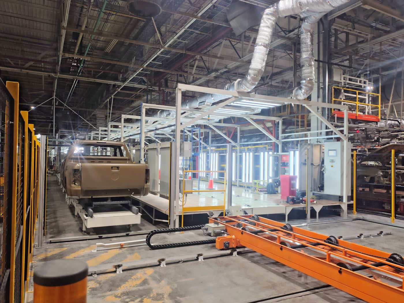 Carrocería de vehículo suspendida en gancho de línea de pintura o transporte