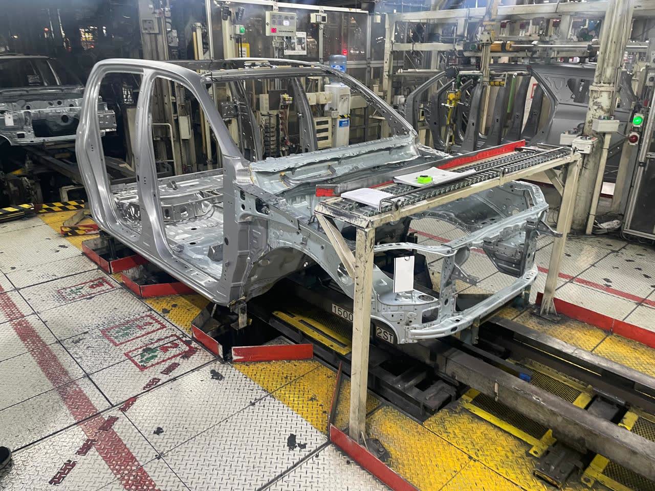 Chasis de camioneta pickup montado sobre línea de ensamble industrial
