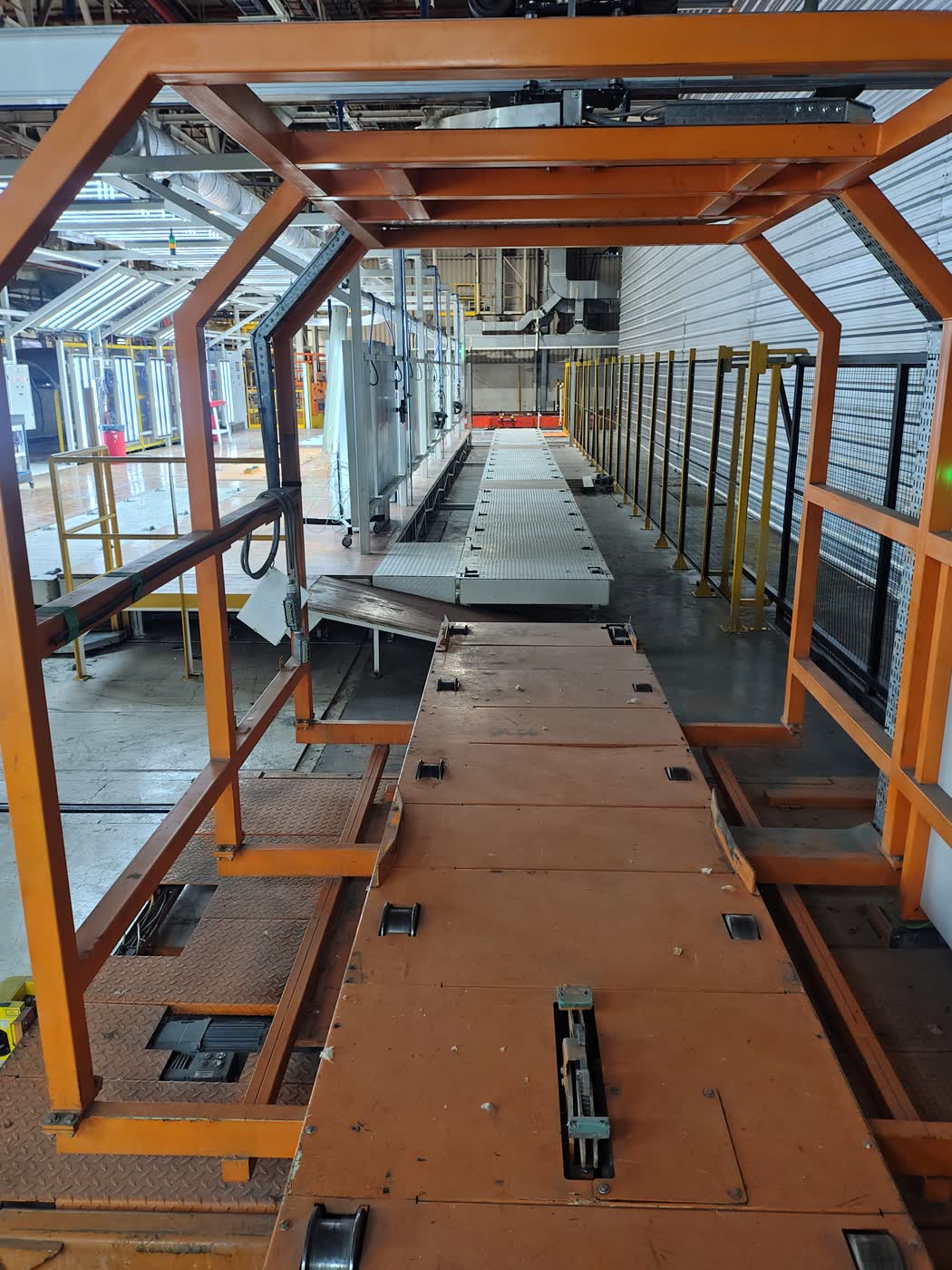 Vista de conjunto de dispositivo de producción automotriz en taller