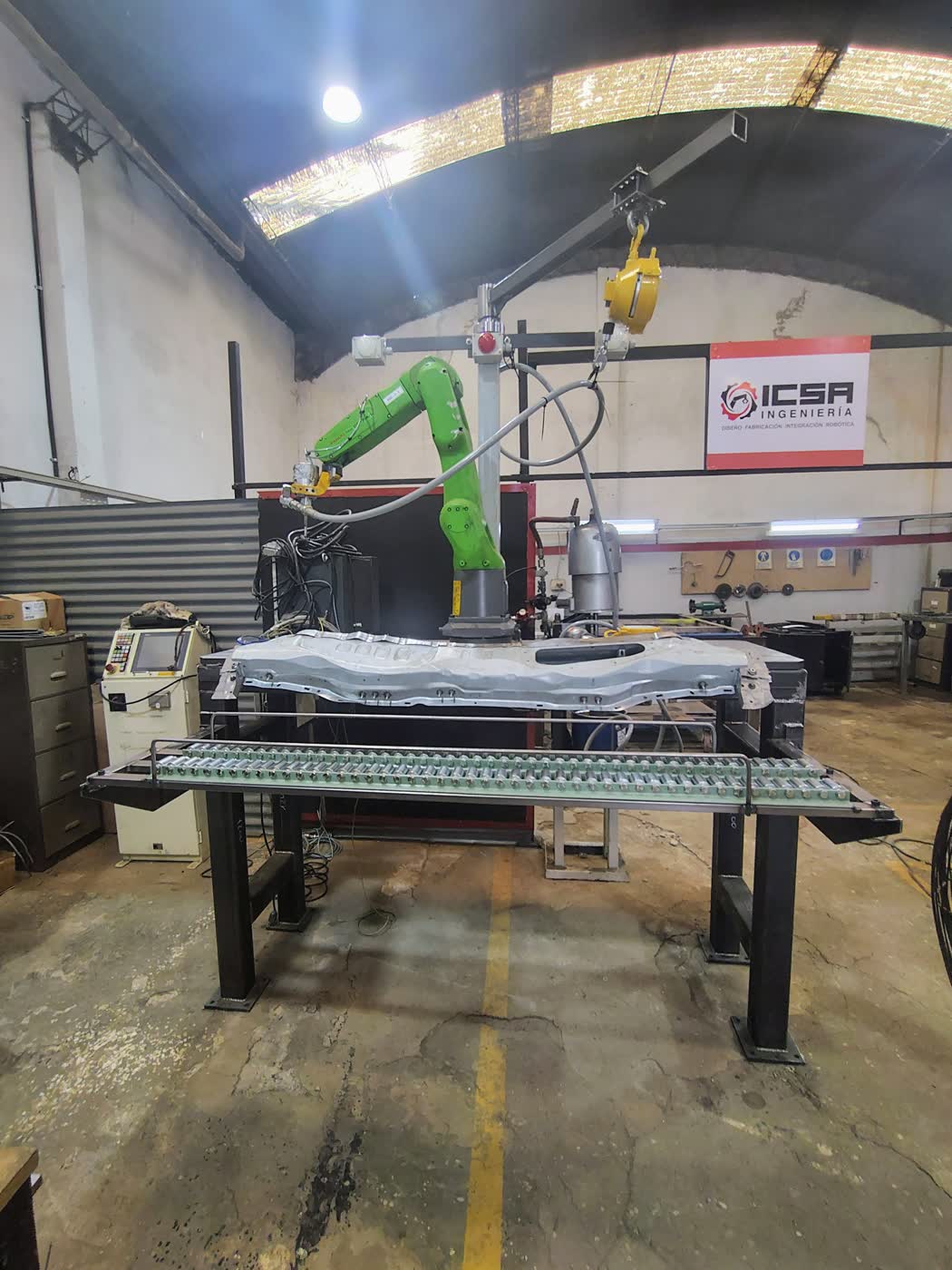 Estructura de soporte y rieles para transporte de carrocerías en planta