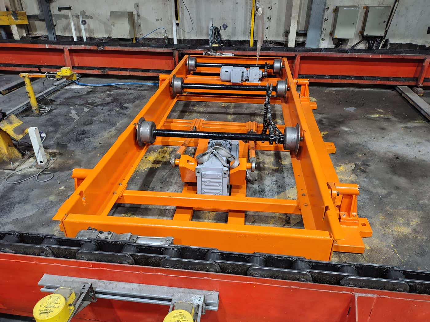 Robot industrial soldando estructura de chasis automotriz en línea de producción