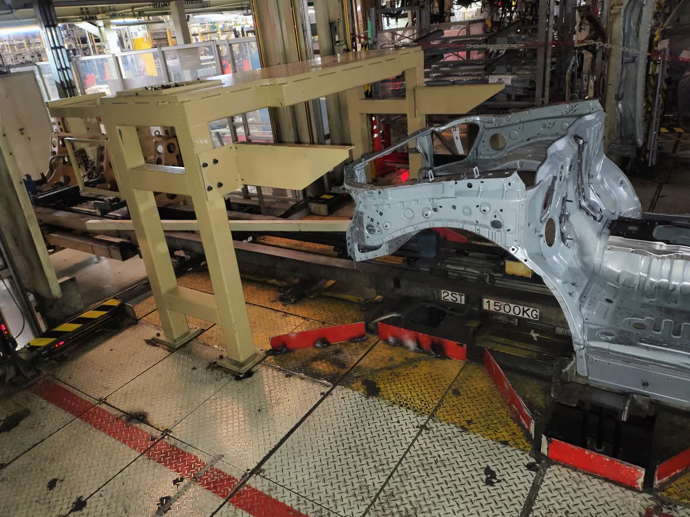 Dispositivo de sujeción neumática montado sobre bastidor de acero en línea automotriz