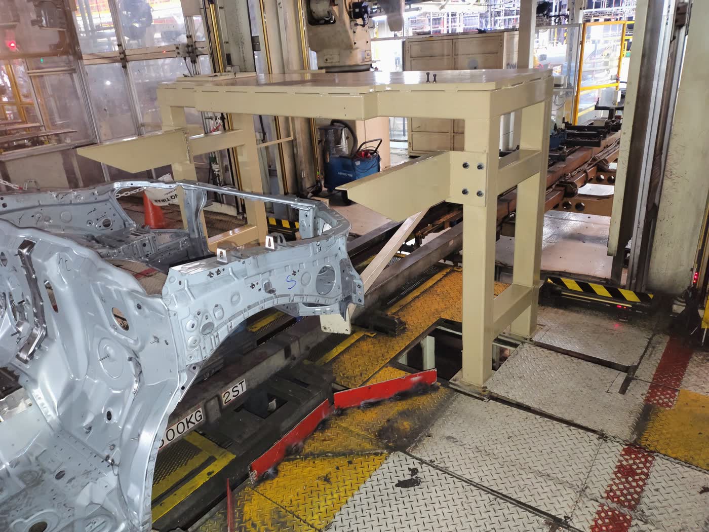 Estructura metálica de utillaje con cilindros neumáticos para proceso automotriz