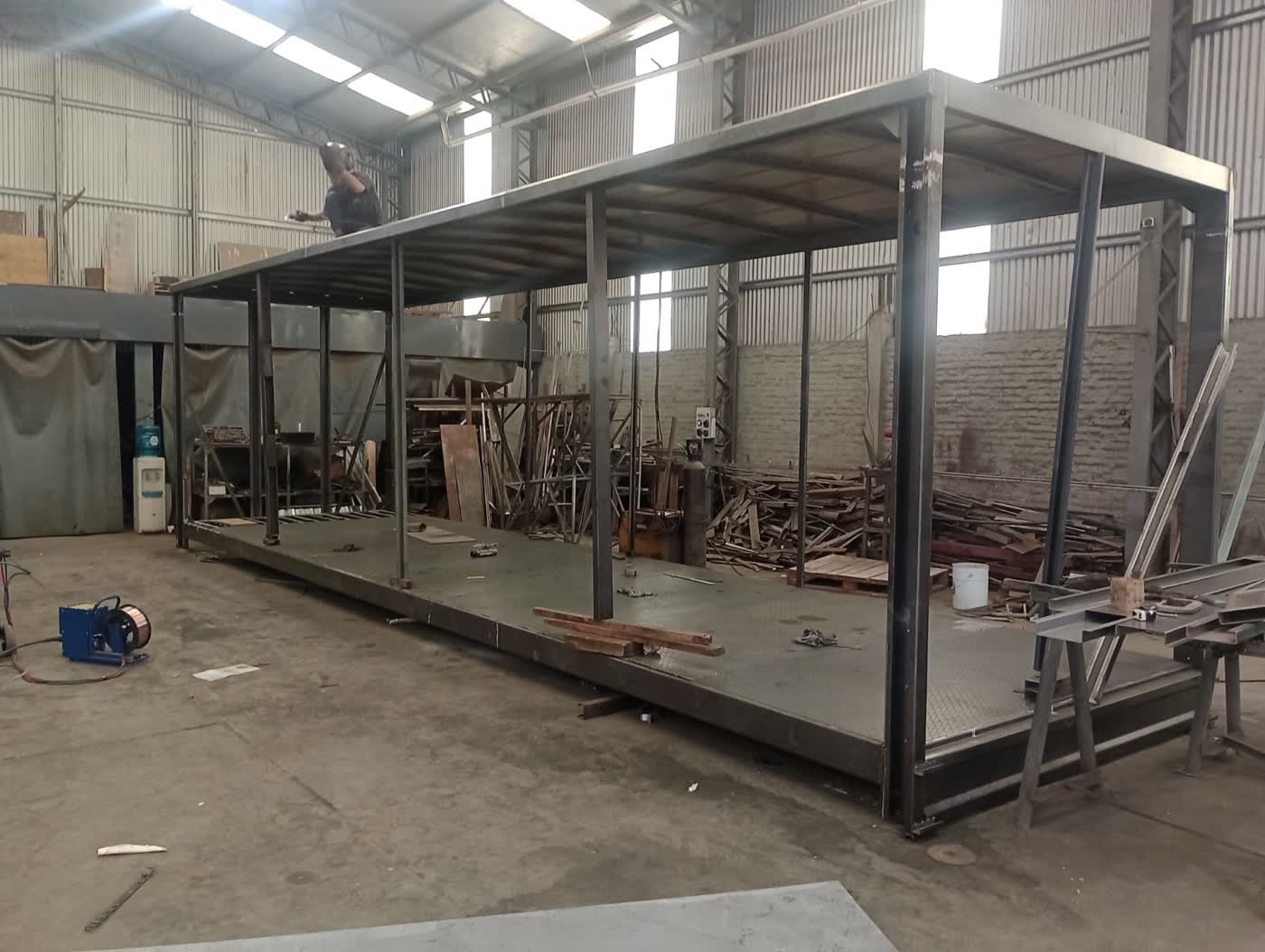 Caja metálica de furgón montada sobre chasis de vehículo comercial
