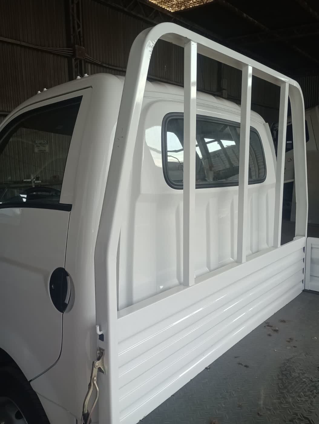 Vista lateral de carrocería metálica completa lista para pintura
