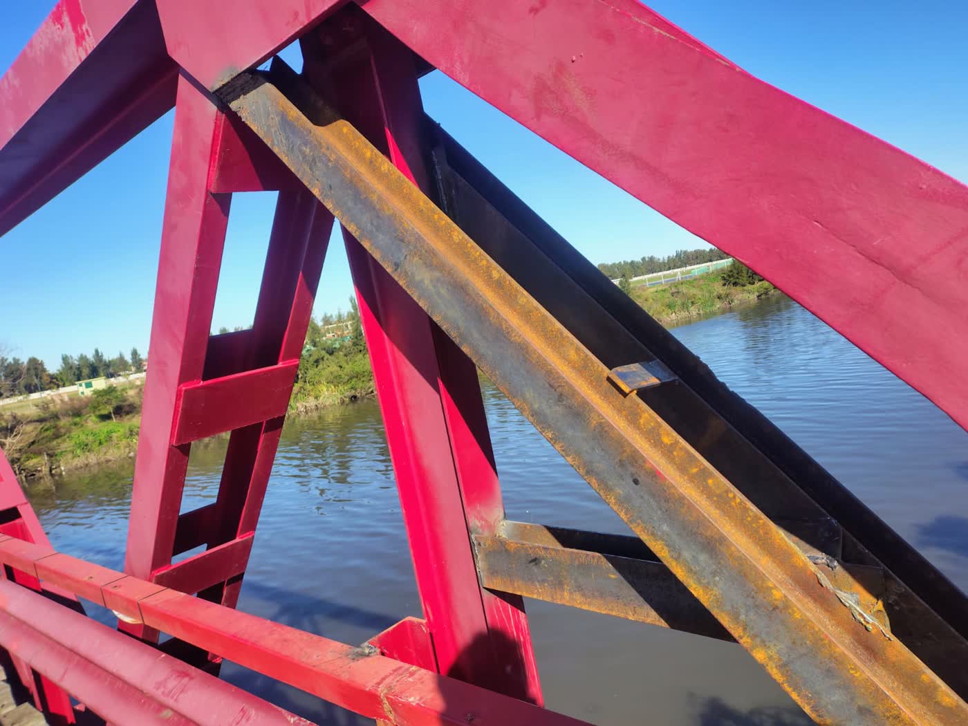 Cuadrilla de trabajo reforzando estructura reticulada de puente metálico