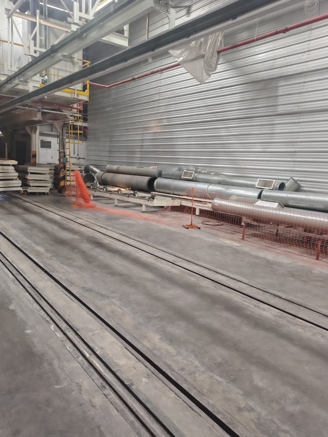 Estructura civil metálica en obra con perfiles y vigas ensambladas