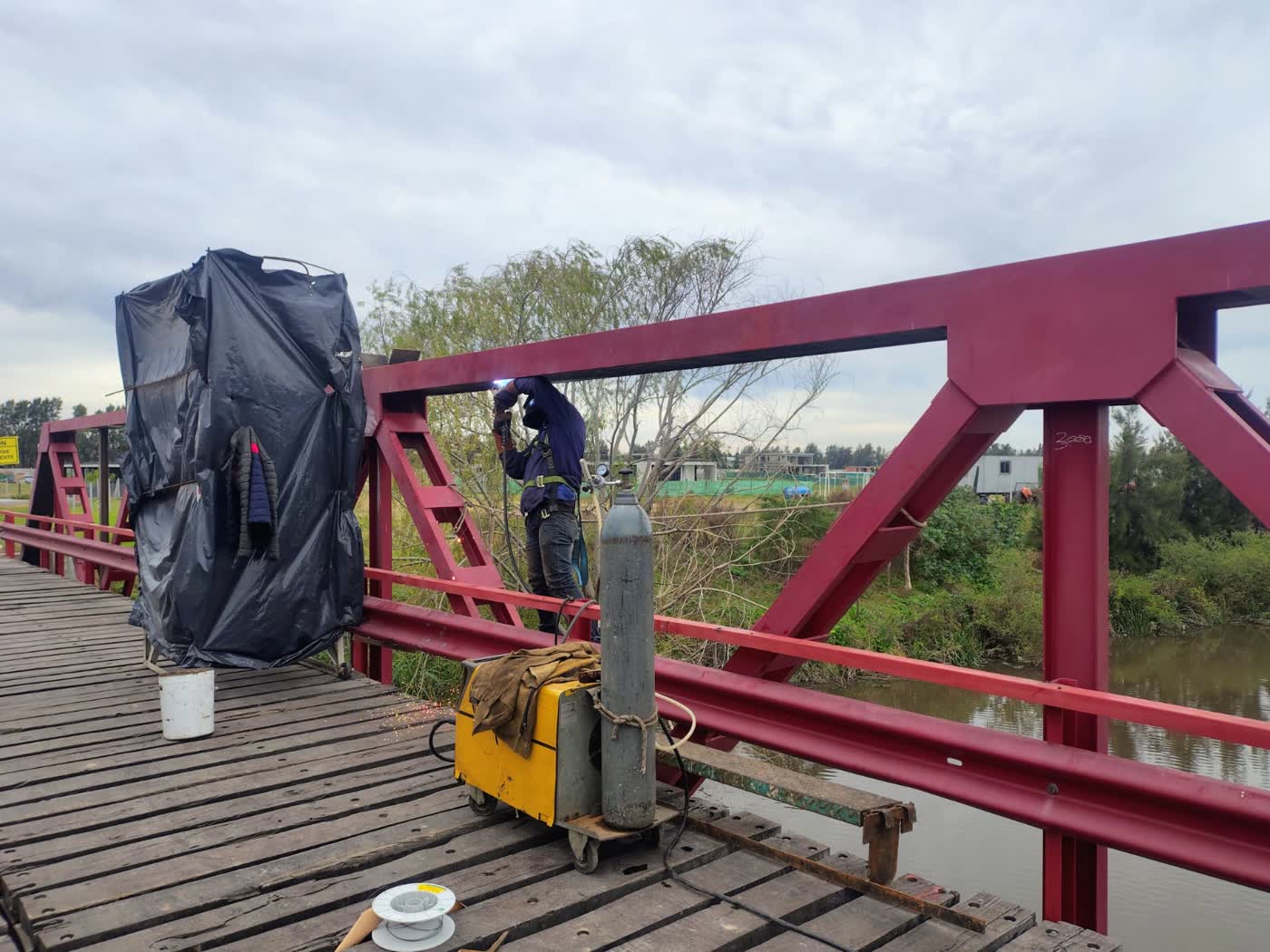 Vista general de puente reticulado metálico en etapa de refuerzo estructural