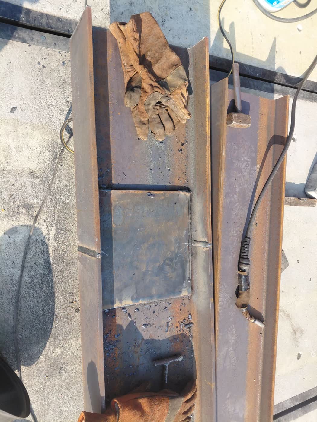 Detalle de perfiles metálicos reticulados de puente en proceso de montaje