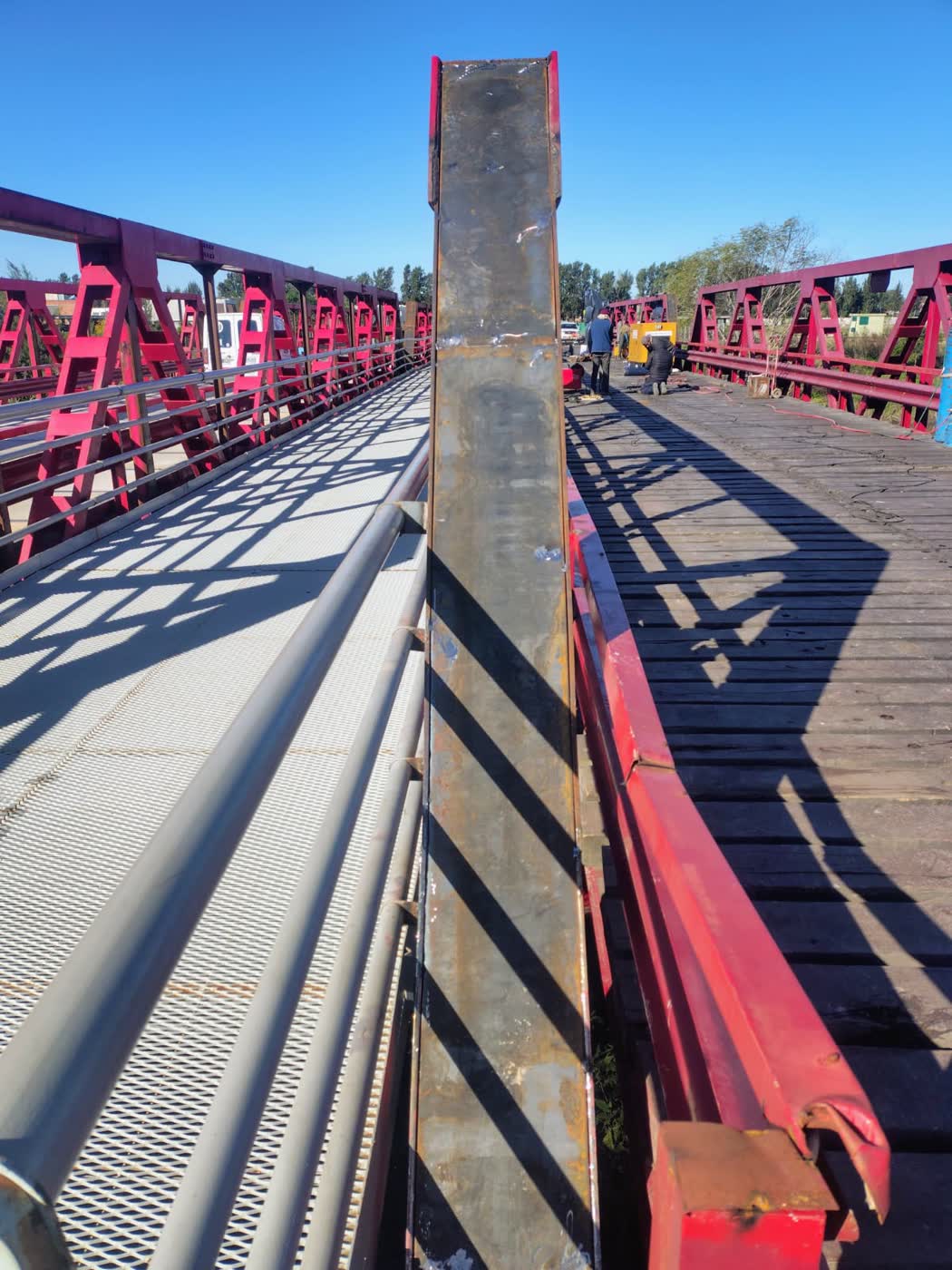 Detalle de nudo estructural soldado en puente reticulado de acero