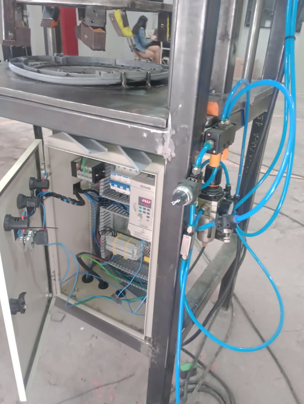 Estructura metálica con jaula de malla y motorreductor para dispositivo de ensayo
