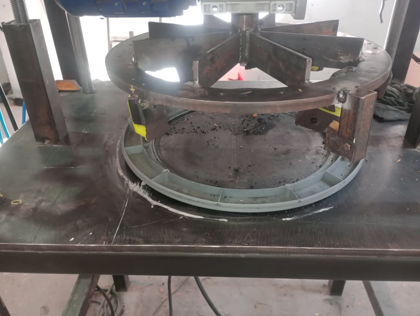 Dispositivo giratorio con aspas metálicas y anillo de sujeción visto desde abajo