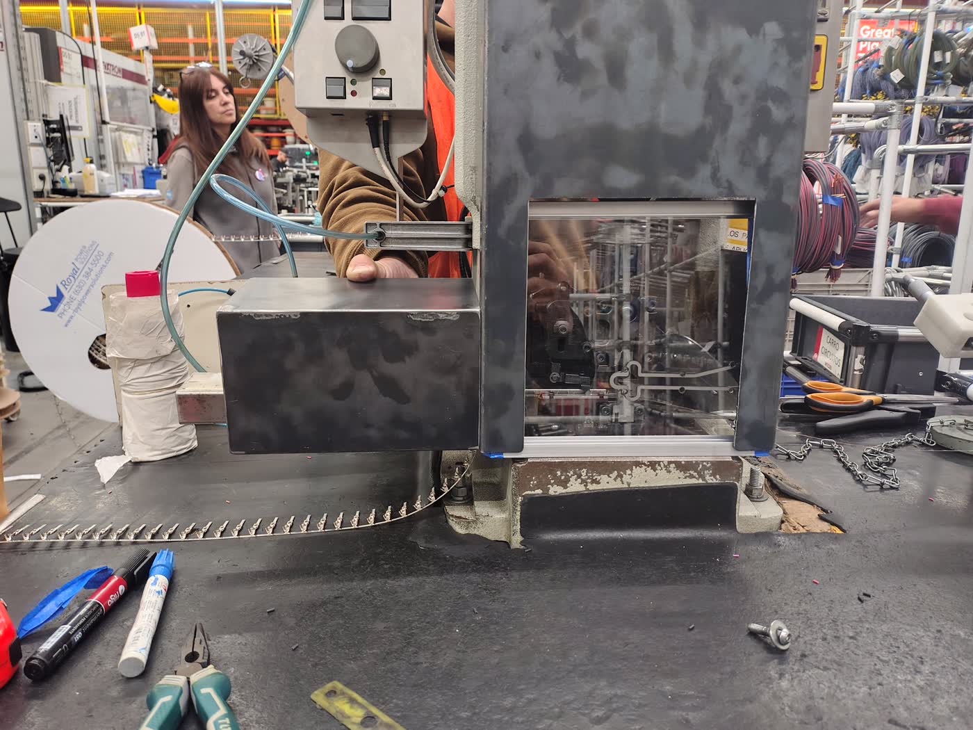 Detalle de cabezal de máquina de crimpado con conector sujeto