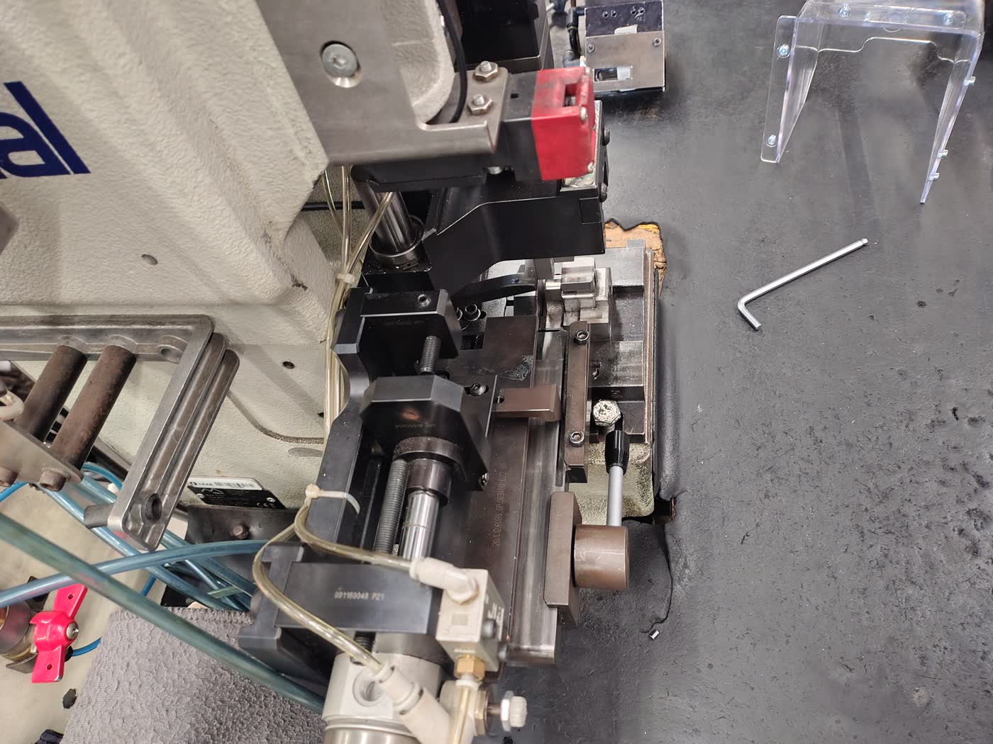Cabezal neumático de máquina industrial con cilindro y bloque de mecanizado